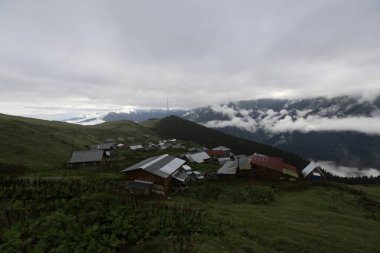 Gito Platosu, Karadeniz 'in en barışçıl faaliyetlerinden biri olarak doğayı seven herkesin hayatında en az bir kez yaşaması gereken bir yerdir..