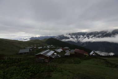 Gito Platosu, Karadeniz 'in en barışçıl faaliyetlerinden biri olarak doğayı seven herkesin hayatında en az bir kez yaşaması gereken bir yerdir..