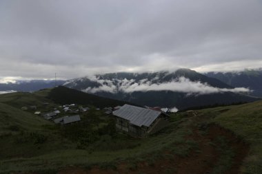 Gito Platosu, Karadeniz 'in en barışçıl faaliyetlerinden biri olarak doğayı seven herkesin hayatında en az bir kez yaşaması gereken bir yerdir..