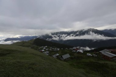 Gito Platosu, Karadeniz 'in en barışçıl faaliyetlerinden biri olarak doğayı seven herkesin hayatında en az bir kez yaşaması gereken bir yerdir..