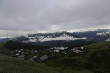 Gito Platosu, Karadeniz 'in en barışçıl faaliyetlerinden biri olarak doğayı seven herkesin hayatında en az bir kez yaşaması gereken bir yerdir..