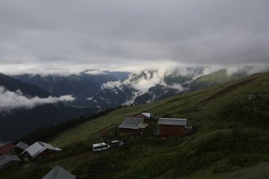 Gito Platosu, Karadeniz 'in en barışçıl faaliyetlerinden biri olarak doğayı seven herkesin hayatında en az bir kez yaşaması gereken bir yerdir..