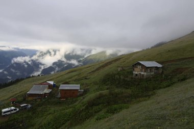 Gito Platosu, Karadeniz 'in en barışçıl faaliyetlerinden biri olarak doğayı seven herkesin hayatında en az bir kez yaşaması gereken bir yerdir..