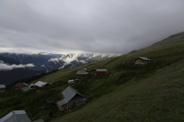 Gito Platosu, Karadeniz 'in en barışçıl faaliyetlerinden biri olarak doğayı seven herkesin hayatında en az bir kez yaşaması gereken bir yerdir..
