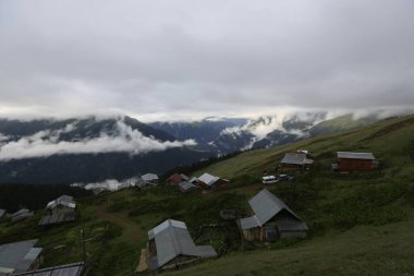 Gito Platosu, Karadeniz 'in en barışçıl faaliyetlerinden biri olarak doğayı seven herkesin hayatında en az bir kez yaşaması gereken bir yerdir..