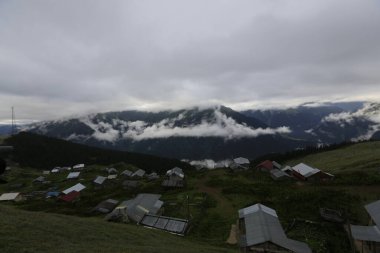 Gito Platosu, Karadeniz 'in en barışçıl faaliyetlerinden biri olarak doğayı seven herkesin hayatında en az bir kez yaşaması gereken bir yerdir..