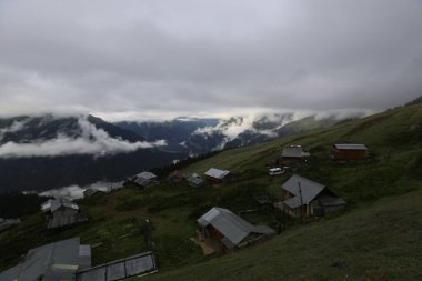Gito Platosu, Karadeniz 'in en barışçıl faaliyetlerinden biri olarak doğayı seven herkesin hayatında en az bir kez yaşaması gereken bir yerdir..