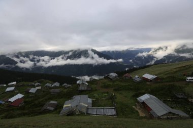 Gito Platosu, Karadeniz 'in en barışçıl faaliyetlerinden biri olarak doğayı seven herkesin hayatında en az bir kez yaşaması gereken bir yerdir..