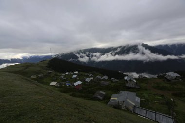 Gito Platosu, Karadeniz 'in en barışçıl faaliyetlerinden biri olarak doğayı seven herkesin hayatında en az bir kez yaşaması gereken bir yerdir..