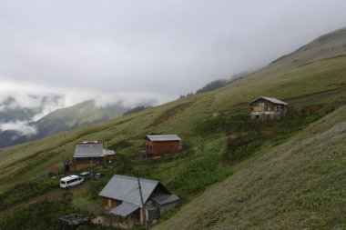 Gito Platosu, Karadeniz 'in en barışçıl faaliyetlerinden biri olarak doğayı seven herkesin hayatında en az bir kez yaşaması gereken bir yerdir..