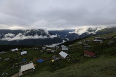 Gito Platosu, Karadeniz 'in en barışçıl faaliyetlerinden biri olarak doğayı seven herkesin hayatında en az bir kez yaşaması gereken bir yerdir..
