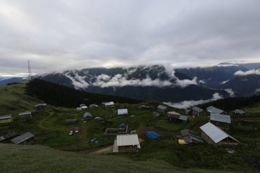 Gito Platosu, Karadeniz 'in en barışçıl faaliyetlerinden biri olarak doğayı seven herkesin hayatında en az bir kez yaşaması gereken bir yerdir..