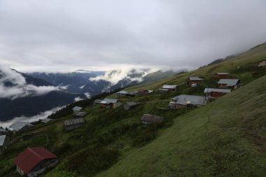 Gito Platosu, Karadeniz 'in en barışçıl faaliyetlerinden biri olarak doğayı seven herkesin hayatında en az bir kez yaşaması gereken bir yerdir..
