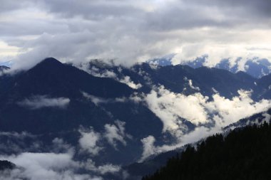 Gito Platosu, Karadeniz 'in en barışçıl faaliyetlerinden biri olarak doğayı seven herkesin hayatında en az bir kez yaşaması gereken bir yerdir..
