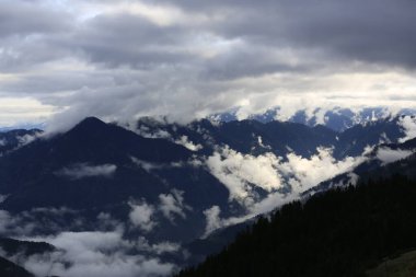 Gito Platosu, Karadeniz 'in en barışçıl faaliyetlerinden biri olarak doğayı seven herkesin hayatında en az bir kez yaşaması gereken bir yerdir..