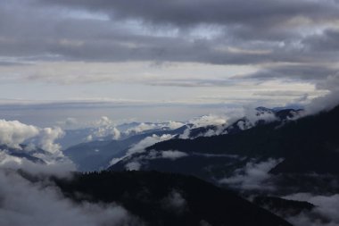 Gito Platosu, Karadeniz 'in en barışçıl faaliyetlerinden biri olarak doğayı seven herkesin hayatında en az bir kez yaşaması gereken bir yerdir..