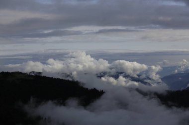 Gito Platosu, Karadeniz 'in en barışçıl faaliyetlerinden biri olarak doğayı seven herkesin hayatında en az bir kez yaşaması gereken bir yerdir..