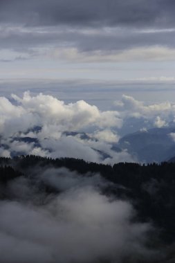 Gito Platosu, Karadeniz 'in en barışçıl faaliyetlerinden biri olarak doğayı seven herkesin hayatında en az bir kez yaşaması gereken bir yerdir..