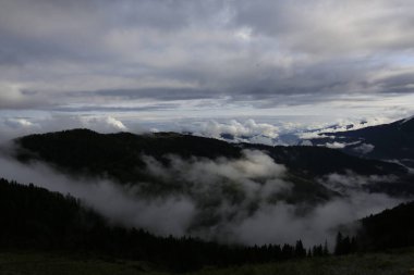 Gito Platosu, Karadeniz 'in en barışçıl faaliyetlerinden biri olarak doğayı seven herkesin hayatında en az bir kez yaşaması gereken bir yerdir..