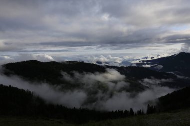 Gito Platosu, Karadeniz 'in en barışçıl faaliyetlerinden biri olarak doğayı seven herkesin hayatında en az bir kez yaşaması gereken bir yerdir..
