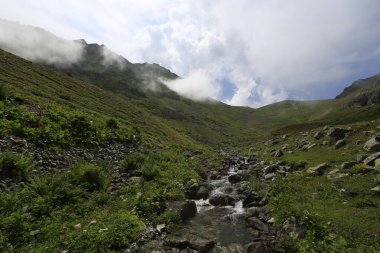 Gito Platosu, Karadeniz 'in en barışçıl faaliyetlerinden biri olarak doğayı seven herkesin hayatında en az bir kez yaşaması gereken bir yerdir..