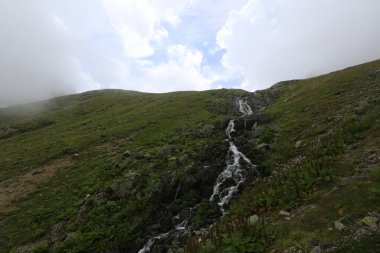 Gito Platosu, Karadeniz 'in en barışçıl faaliyetlerinden biri olarak doğayı seven herkesin hayatında en az bir kez yaşaması gereken bir yerdir..