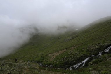 Gito Platosu, Karadeniz 'in en barışçıl faaliyetlerinden biri olarak doğayı seven herkesin hayatında en az bir kez yaşaması gereken bir yerdir..