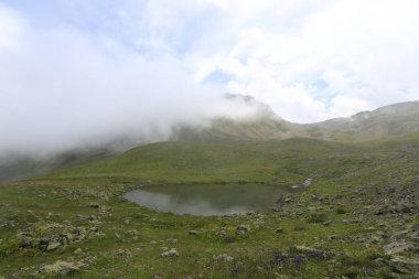 Gito Platosu, Karadeniz 'in en barışçıl faaliyetlerinden biri olarak doğayı seven herkesin hayatında en az bir kez yaşaması gereken bir yerdir..