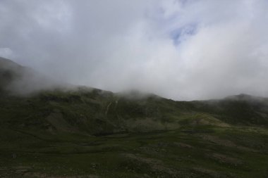 Gito Platosu, Karadeniz 'in en barışçıl faaliyetlerinden biri olarak doğayı seven herkesin hayatında en az bir kez yaşaması gereken bir yerdir..
