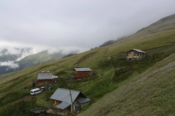 Gito Platosu, Karadeniz 'in en barışçıl faaliyetlerinden biri olarak doğayı seven herkesin hayatında en az bir kez yaşaması gereken bir yerdir..