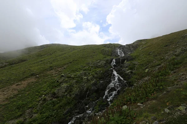 Gito Platosu, Karadeniz 'in en barışçıl faaliyetlerinden biri olarak doğayı seven herkesin hayatında en az bir kez yaşaması gereken bir yerdir..