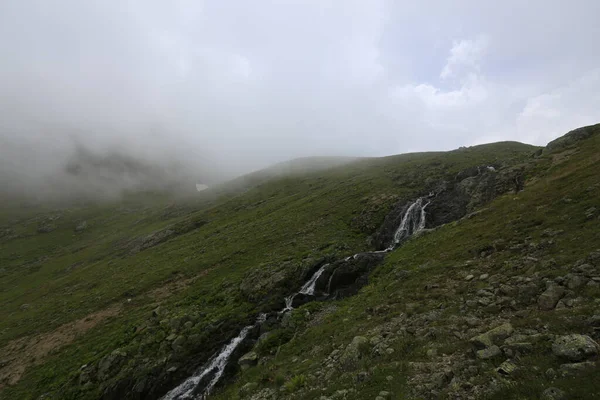 Gito Platosu, Karadeniz 'in en barışçıl faaliyetlerinden biri olarak doğayı seven herkesin hayatında en az bir kez yaşaması gereken bir yerdir..