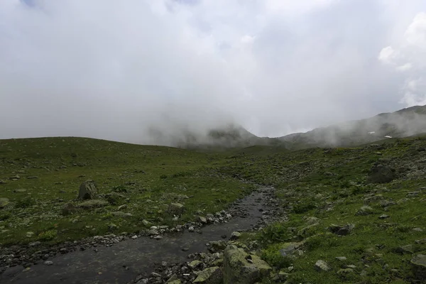 Gito Platosu, Karadeniz 'in en barışçıl faaliyetlerinden biri olarak doğayı seven herkesin hayatında en az bir kez yaşaması gereken bir yerdir..