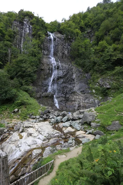 Menuna滝とツインストーンブリッジ Artvin Arhavi — ストック写真