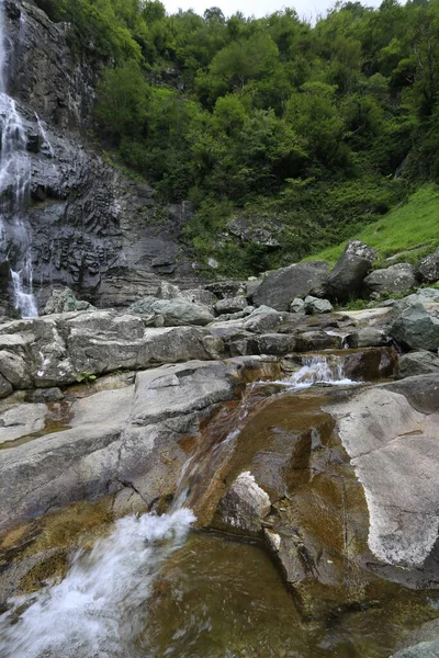 Menuna滝とツインストーンブリッジ Artvin Arhavi — ストック写真