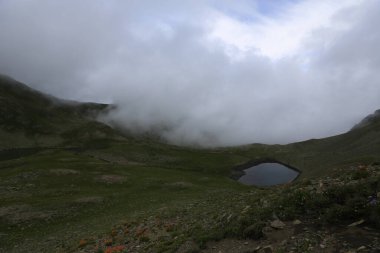 Kackar dağları ve dağların eteklerine kurulmuş yaylalar.