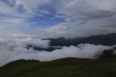 Kackar dağları ve dağların eteklerine kurulmuş yaylalar.