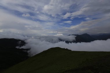 Kackar dağları ve dağların eteklerine kurulmuş yaylalar.