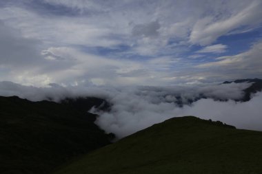 Kackar dağları ve dağların eteklerine kurulmuş yaylalar.
