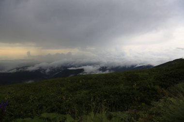 Kackar dağları ve dağların eteklerine kurulmuş yaylalar.