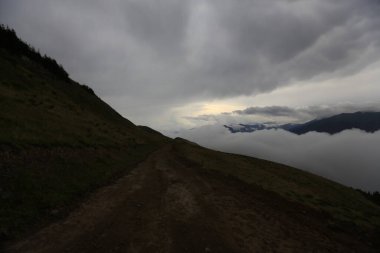 Kackar dağları ve dağların eteklerine kurulmuş yaylalar.