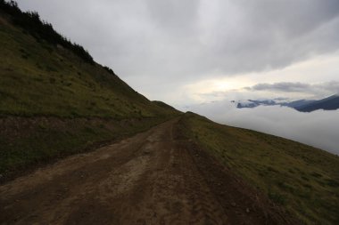 Kackar dağları ve dağların eteklerine kurulmuş yaylalar.