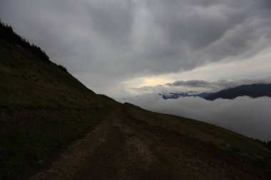 Kackar dağları ve dağların eteklerine kurulmuş yaylalar.