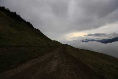 Kackar dağları ve dağların eteklerine kurulmuş yaylalar.