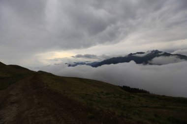 Kackar dağları ve dağların eteklerine kurulmuş yaylalar.