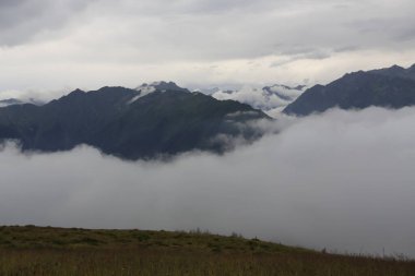 Kackar dağları ve dağların eteklerine kurulmuş yaylalar.