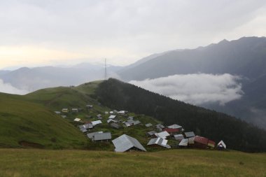 Kackar dağları ve dağların eteklerine kurulmuş yaylalar.