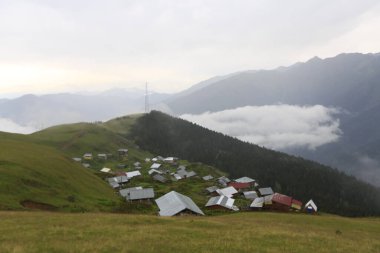 Kackar dağları ve dağların eteklerine kurulmuş yaylalar.