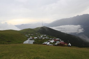 Kackar dağları ve dağların eteklerine kurulmuş yaylalar.