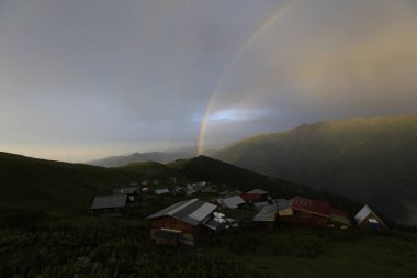 Kackar dağları ve dağların eteklerine kurulmuş yaylalar.